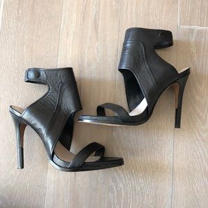 Pour La Victoire Leather Heels